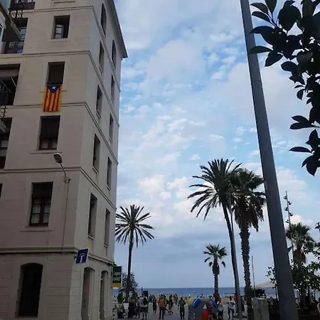 A Un Solo Paso Del Mar برشلونة